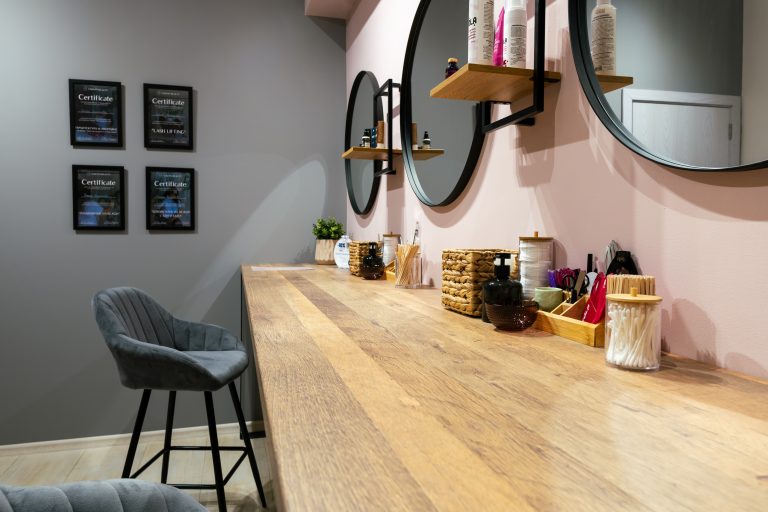 Интериор на студиото на The Browtique