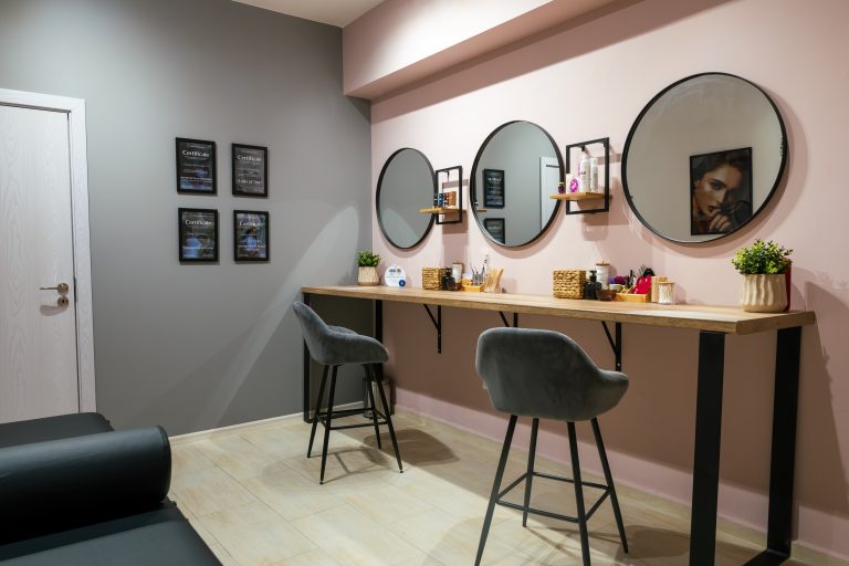 Интериор на студиото на The Browtique