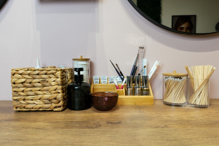 Интериор на студиото на The Browtique